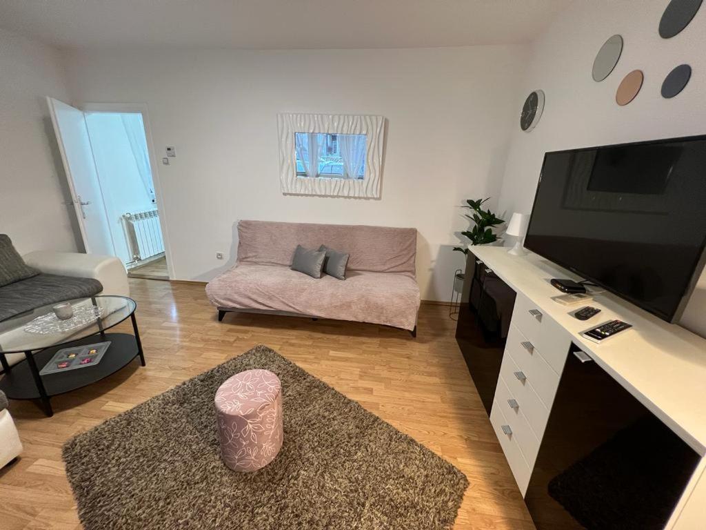 Apartman Lara ซาเกร็บ ภายนอก รูปภาพ